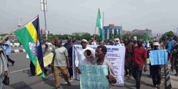 Retired Policemen Block Aso Rock Villa Over Pension Scheme [Video]